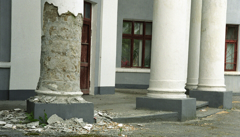 Disse verste mistakene fra 90-tallsreformene er stille og rolig lagt på den pedagogiske skraphaugen, men det ideologiske angrepet på lærerrollen har satt varige spor. Mursøyler som er i ferd med å gå i oppløsning på et skolebygg.