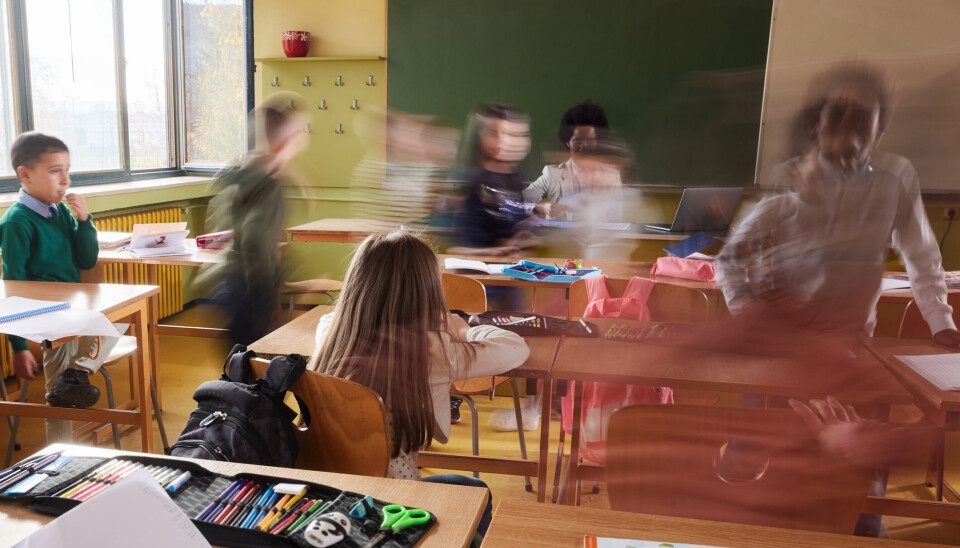 2-5 prosent av eleven har ekstraordinært læringspotensial. Klasserom med barneskoleelever. Noen sitter og noen beveger seg.
