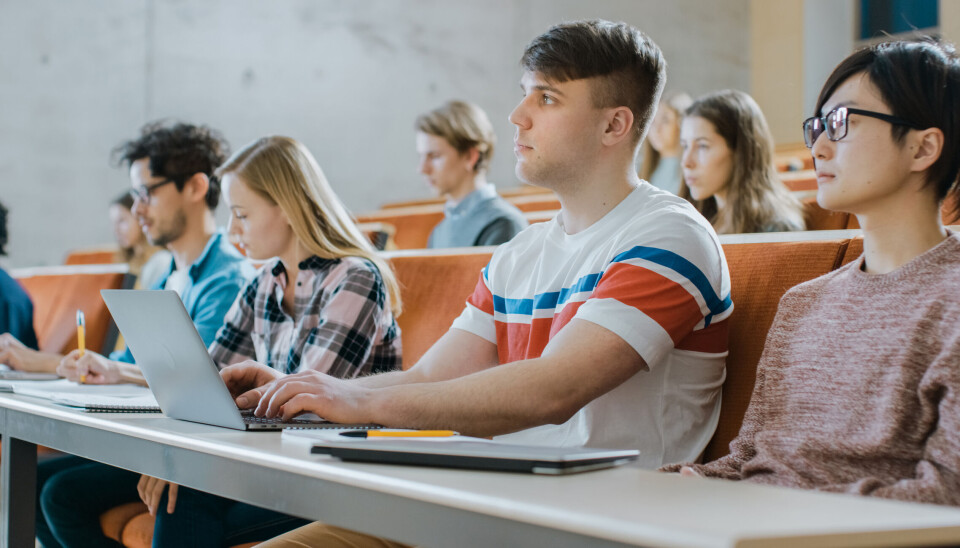 I haust møtte 3259 studentar, 716 vart tekne opp utan karakterkrav. En gruppe studenter sitter på forelesning og lytter.