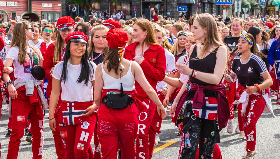 Avgangselever kan ikke lenger kan gå rundt på skolen med gensere, jakker og andre effekter som forteller hvilken gjeng de tilhører.