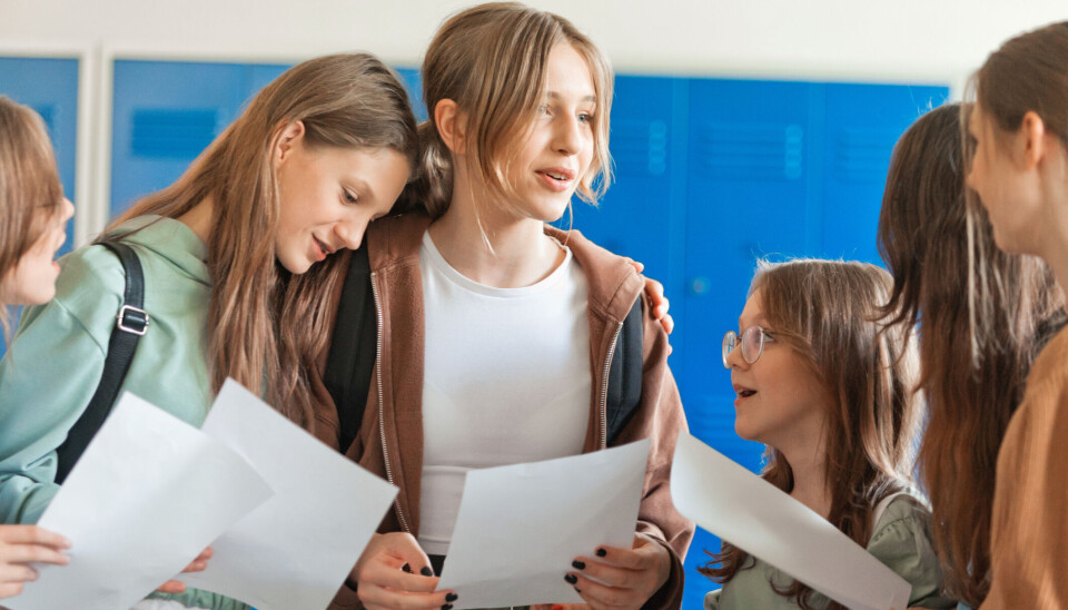 Karakterra incognita Jenter på ungdomsskolen sammenligner karakterene de har fått på en prøve.