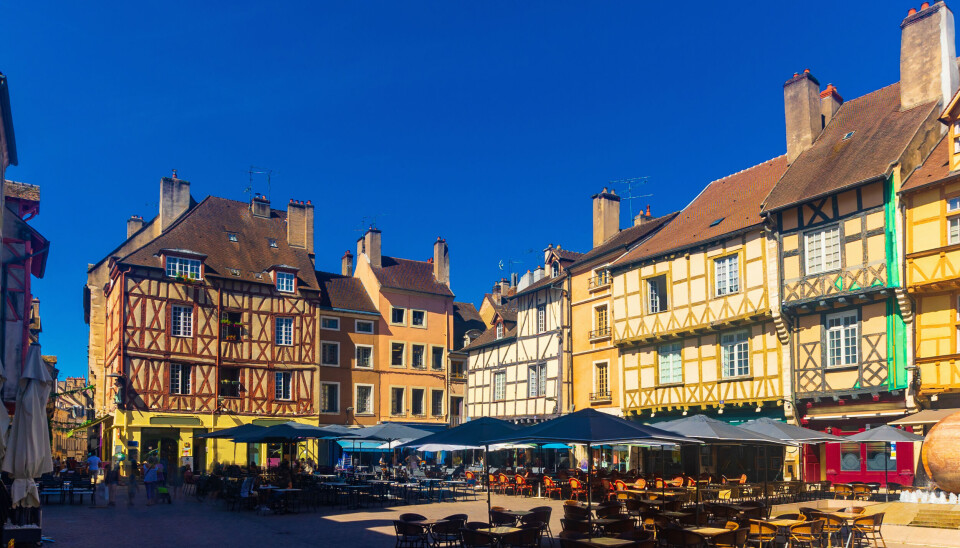 Ici, c’est pas Versaille Bilde av bindingsverkshus rundt torget i den franske byen Chalon-sur-Saone