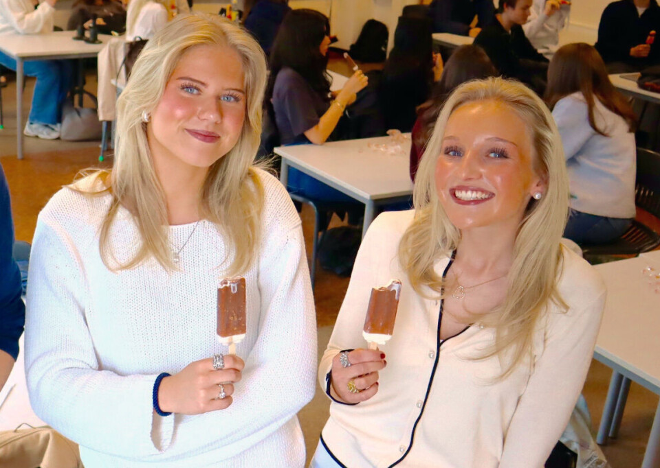 Nora Alvilde Øgle Kjensberg (16) og Sophie Ruud Andreassen (16) synes ungdomspolitikerne var inspirerende å høre på.