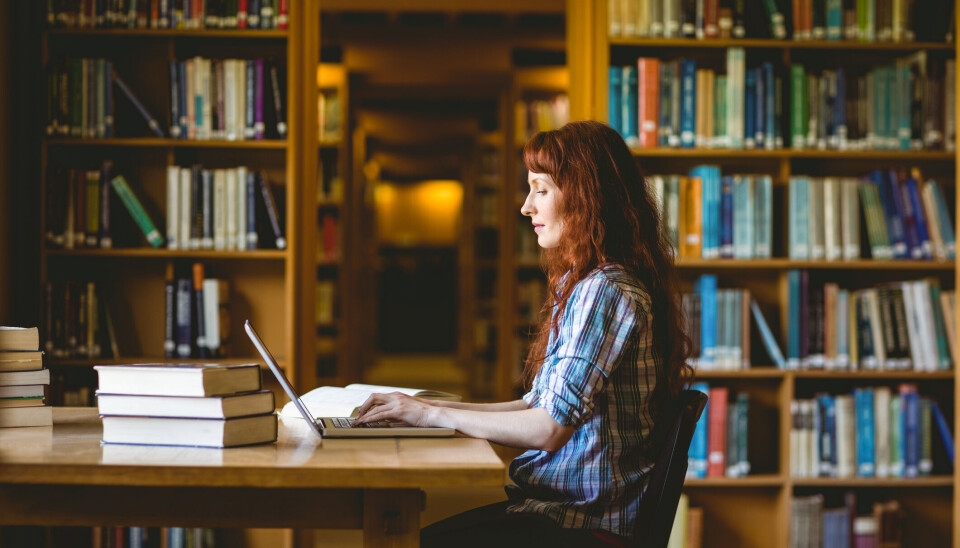 Ekstra millioner til halvstuderte Voksen student på lesesal.