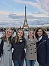 Utelandslektor i Paris Anelin Strømholm med elever foran Eiffeltårnet