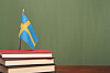Tre bøker og et svensk flagg