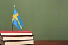 Tre bøker og et svensk flagg